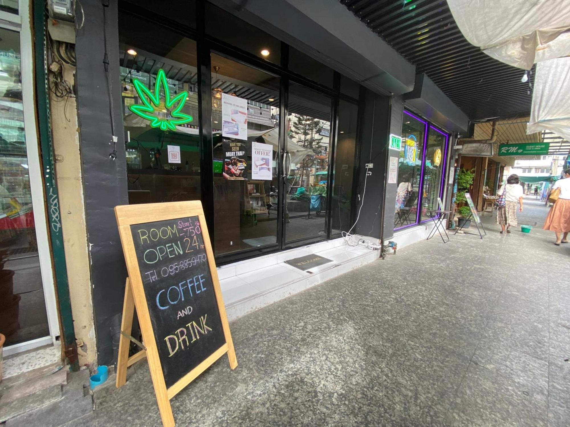 Bud Brew Beyond Dispensary And Hotel Bangkok Zewnętrze zdjęcie
