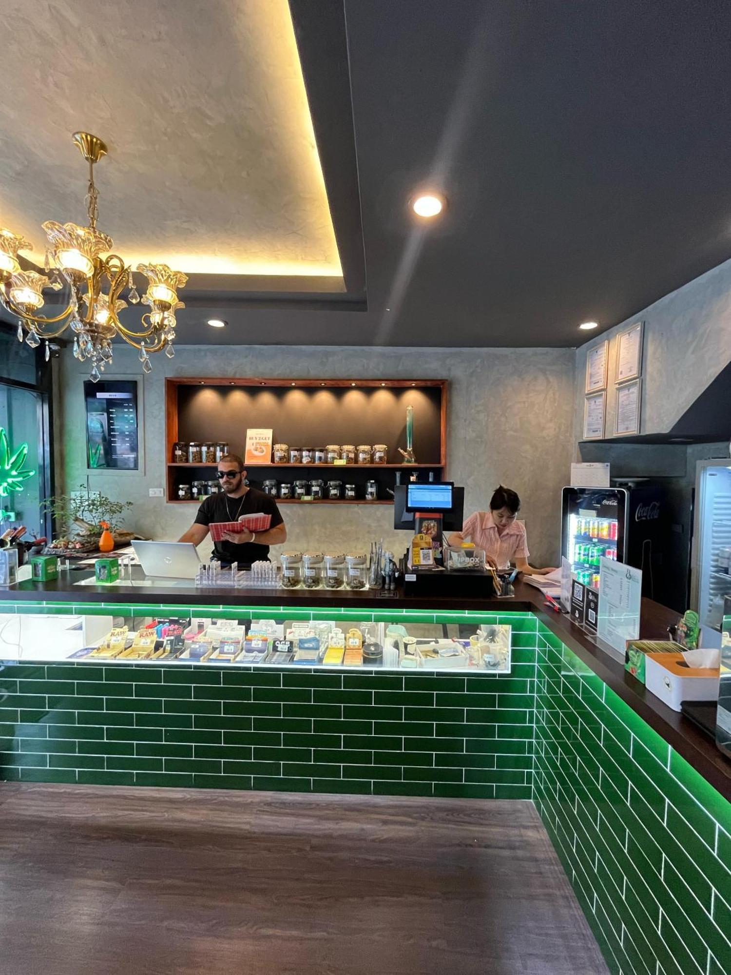 Bud Brew Beyond Dispensary And Hotel Bangkok Zewnętrze zdjęcie