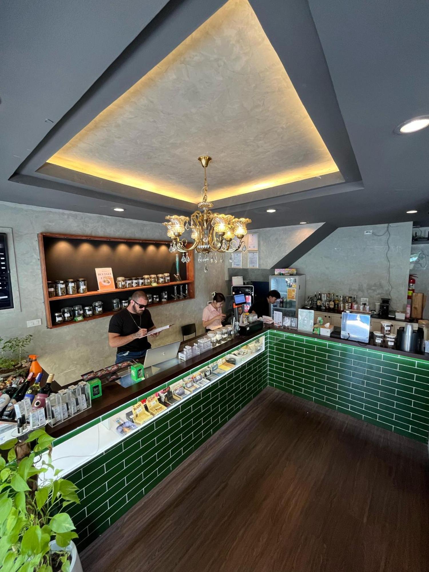 Bud Brew Beyond Dispensary And Hotel Bangkok Zewnętrze zdjęcie
